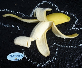Buccia di banana aperta su sfondo scuro, disposta come in una scena del crimine con gesso a terra, logo Dietidea in basso a sinistra.