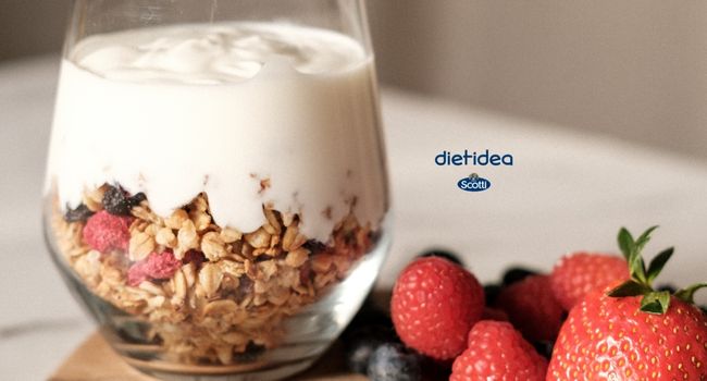 Colazione Leggera e Nutriente: Dolce al Bicchiere con Yogurt, Frutta e Cereali