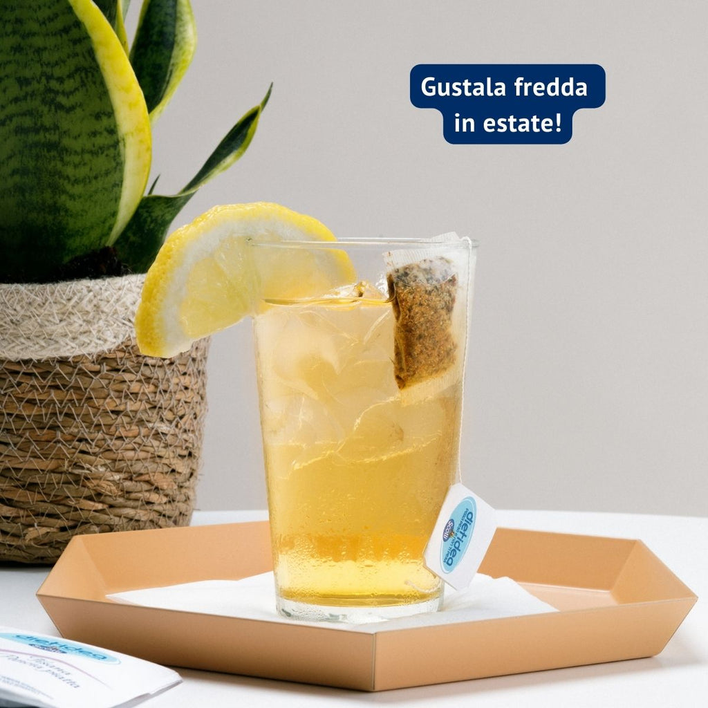 Bicchiere di tisana fredda con ghiaccio, evidenziando che le tisane dietidea possono essere gustate anche fredde nei periodi caldi.